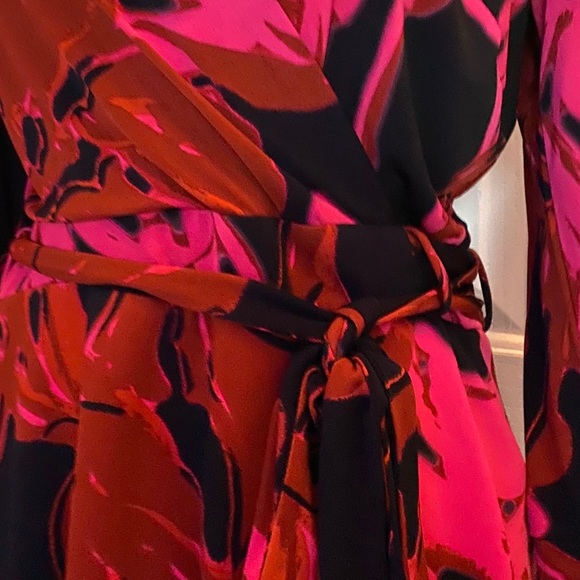 Floral Taylor Wrap Dress - Sz 8 - w. pockets! - Picture 2 of 10